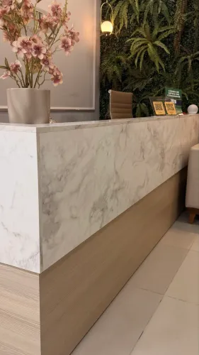 Recepção Mdf com detalhe de mármore - 4 portas