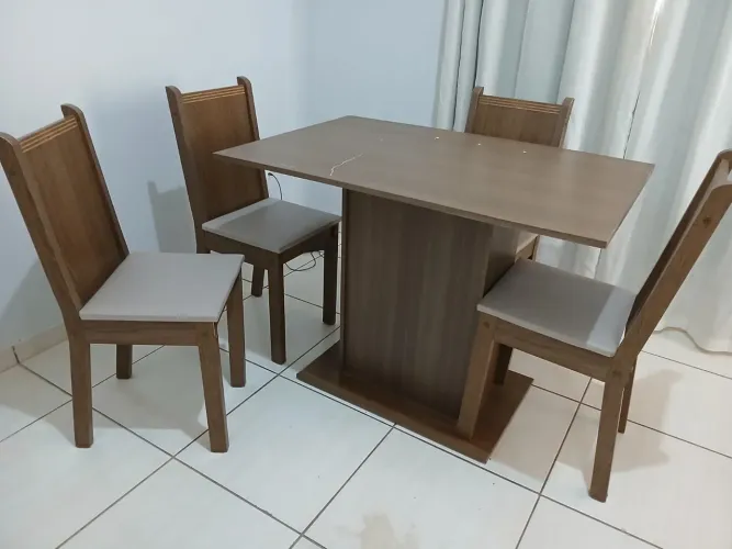 Mesa com 4 cadeiras