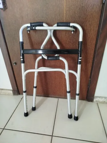Andador dobrável portátil