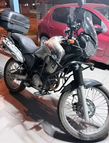 Moto bem inteira e super equipada yamarra 