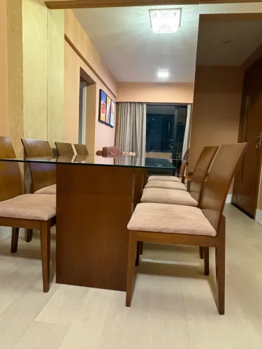 MESA RETANGULAR COM QUATRO CADEIRAS
