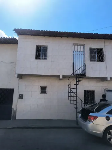 Alugo Kitnet com água e luz incluso