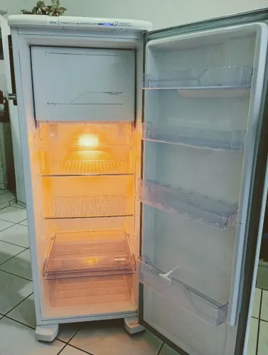 Geladeira Electrolux funcionando perfeitamente vem conservada FROST FREE