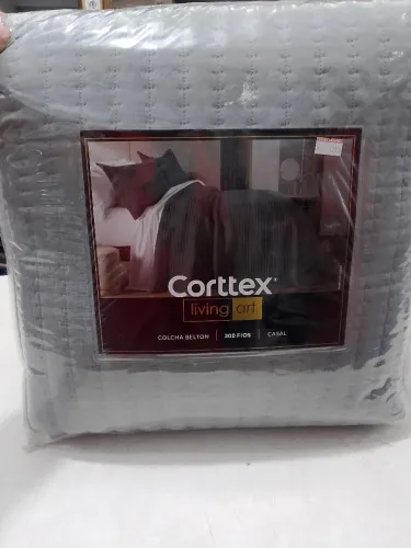 Cama, mesa e banho