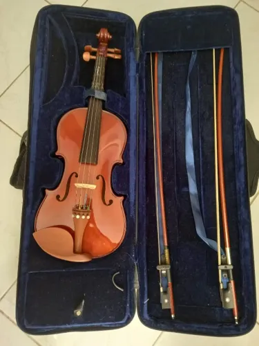Violino Eagle em ótimo estado com estojo e espaleira Rs.420