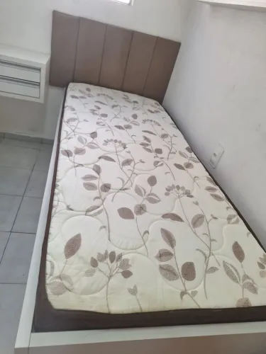 Cama solteirão projetada + criado mudo e cabeceira