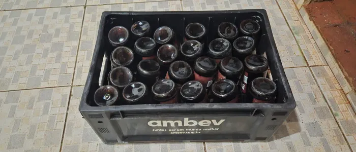 Caixa com garrafas 300ml retornáveis
