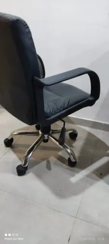Cadeira Executiva Preta | Giratória e Base Cromada