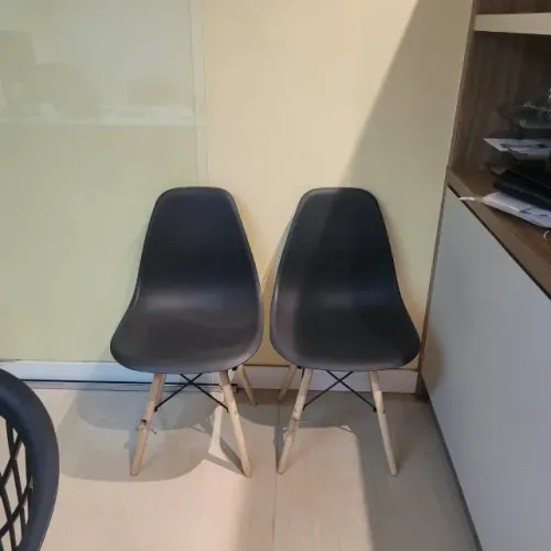 Par de Cadeiras Pretas Estilo Eames com Pés de Madeira