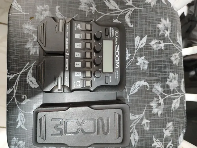 Pedaleira zoom G1X four