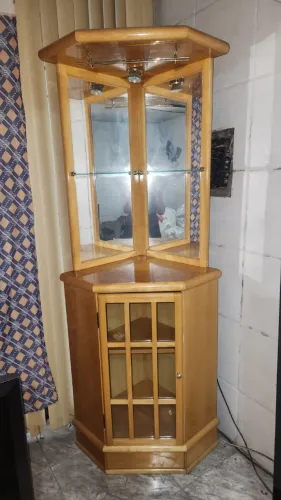 Barzinho de canto confeccionado em madeira clara