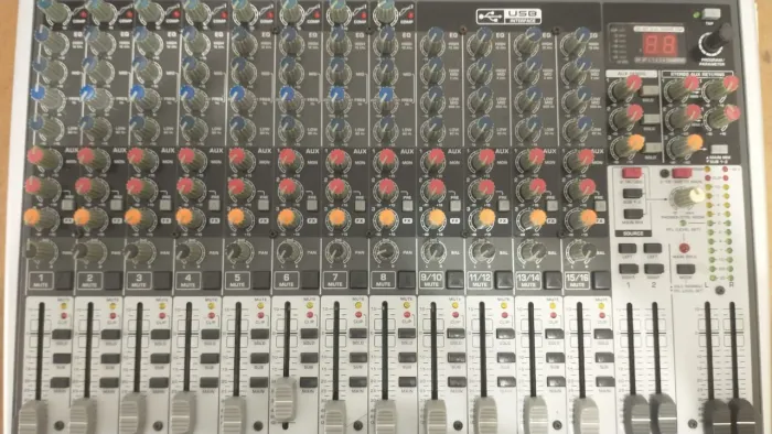 Mesa de Áudio Behringer XENYX X2222 USB