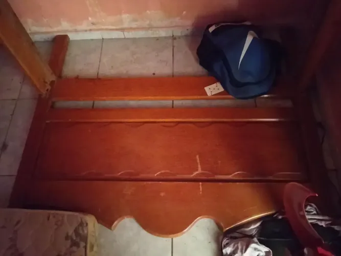 Vendo uma cama de madeira de casal