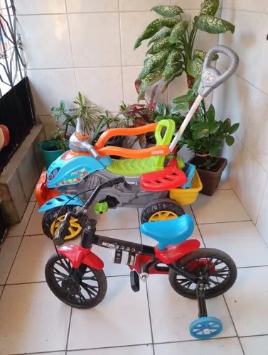 Triciclo e bicicleta