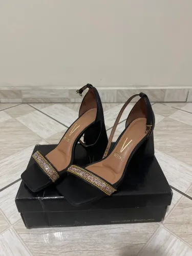 Sandália preta vizzano