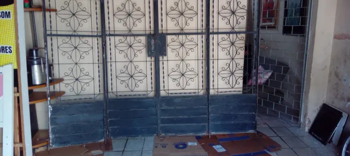 Portão de ferro com 8 janelas de vidro 2,40 X 2,10