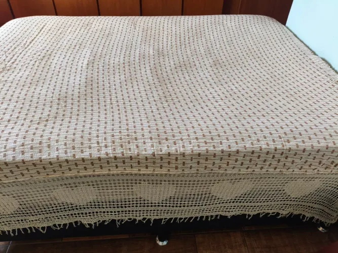 Colcha de Cama Artesanal Queen / Casal em Algodão com Barrado em Crochê (2,52m x 2,28m)