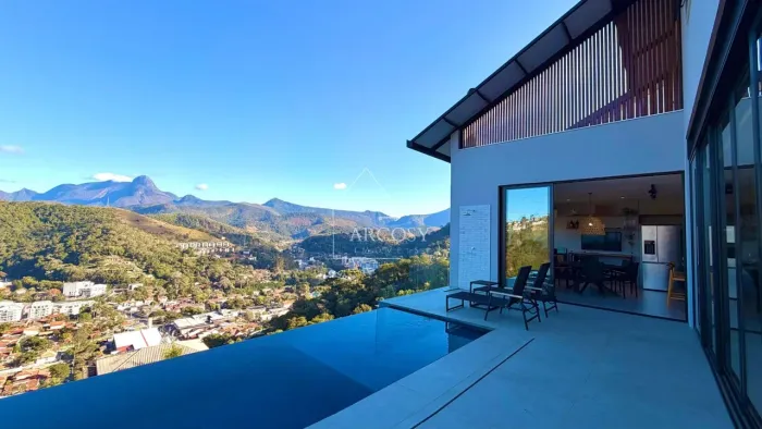 Casa com 4 dormitórios à venda, 330 m² por R$ 2.750.000,00 - Nogueira - Petrópolis/RJ
