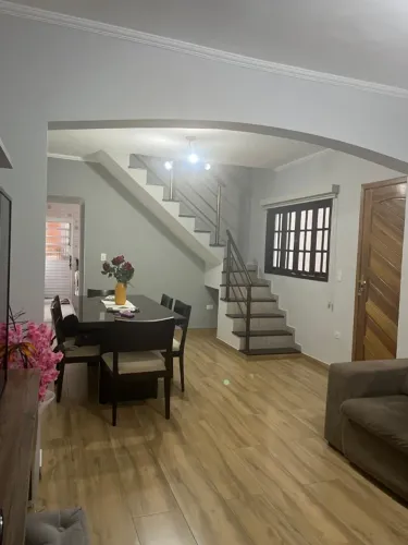 Sobrado no Jd Helena com 2 quartos.