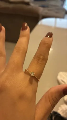 SOLITÁRIO EM OURO AMARELO COM DIAMANTE CENTRAL 