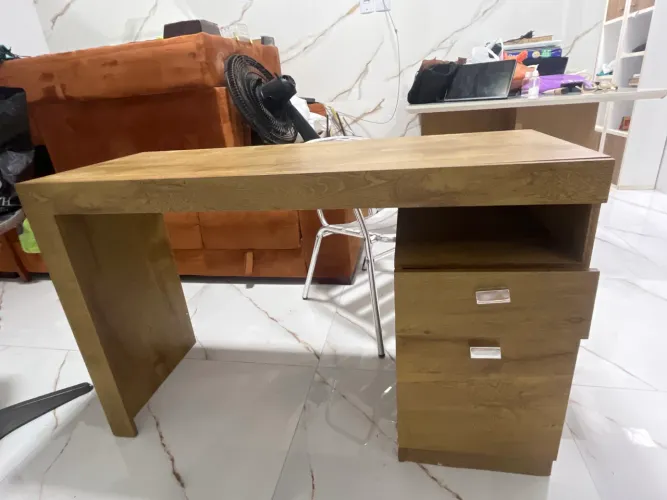 Vende-se Escrivaninha semi nova. Com apenas 6 meses de uso, (poucas marcas de uso) 