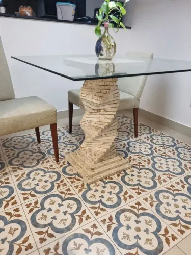 Mesa de vidro com base de mármore travertino 6 a 8 lugares