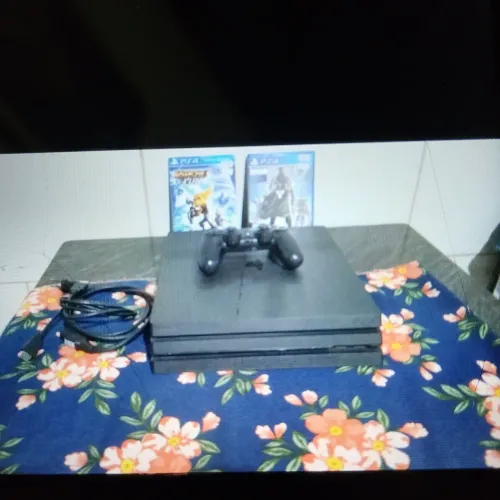 Ps4 pro por 2100 reais com uma manete e dois jogos i eu troco 