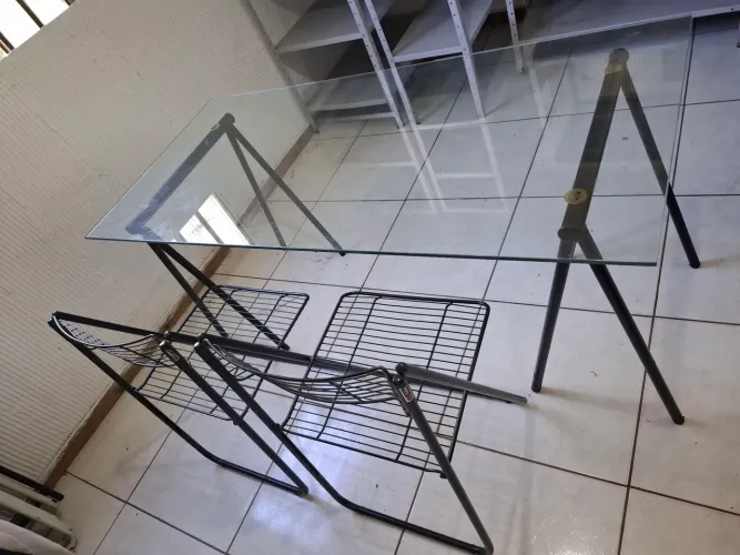 Mesa de vidro com 2 cadeiras dobrável semi nova ( entrego )