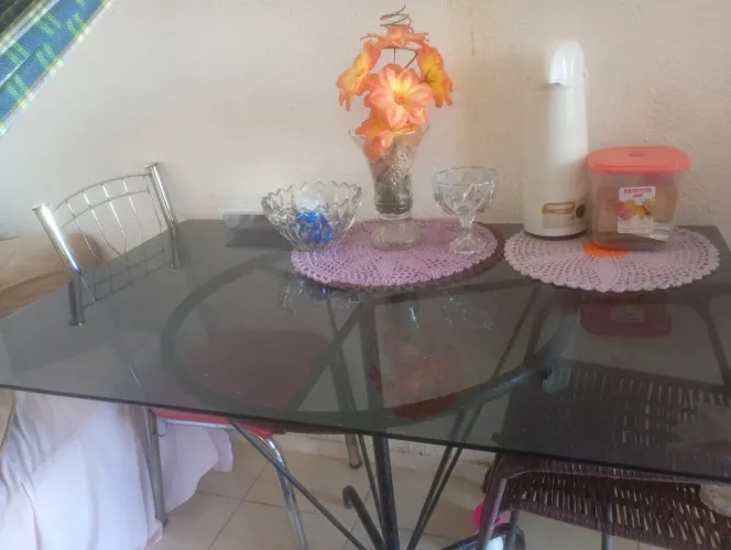 Mesa de vidro com 3 cadeiras vende-se ou troca por uma menor do meu interesse