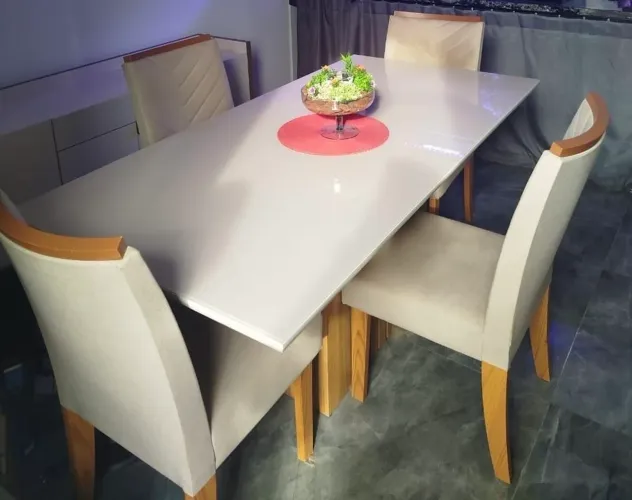 Mesa em vidro e madeira com 4 cadeiras 