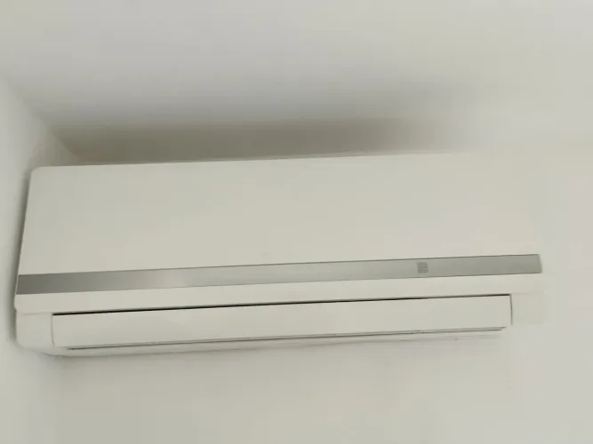 Vendo ar 9000Btus Quente/frio com controle excelente estado