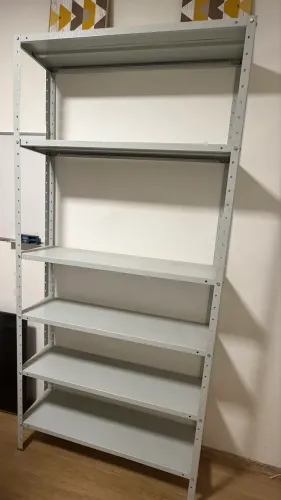Estante de metal, com regulagem