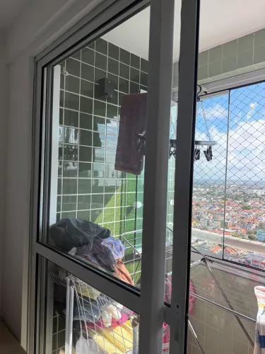 porta de correr em esquadria de alumínio e vidro