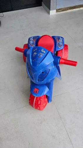 Moto elétrica Homem-aranha