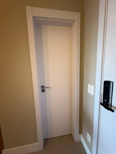 Vendo porta nova para lavabo/banheiro