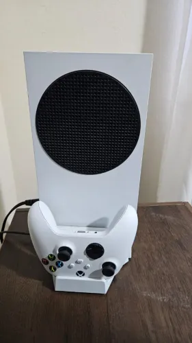 Xbox Series S + 2 Controles Originais + Base Carregadora