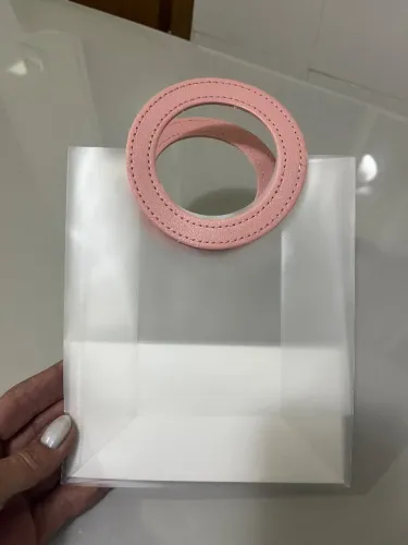 Sacola plástica com alça de couro para festa