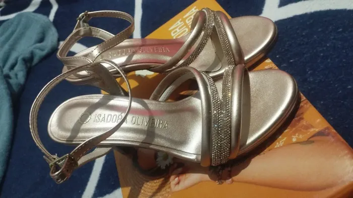 Vende se uma sandália