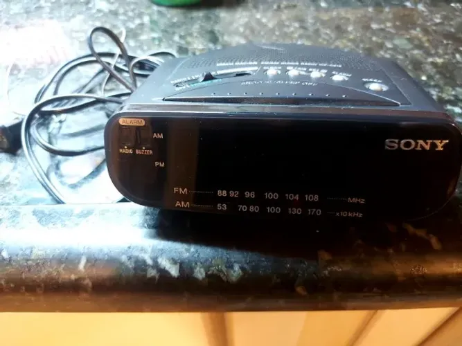 Rádio relógio Sony funcionando perfeitamente !