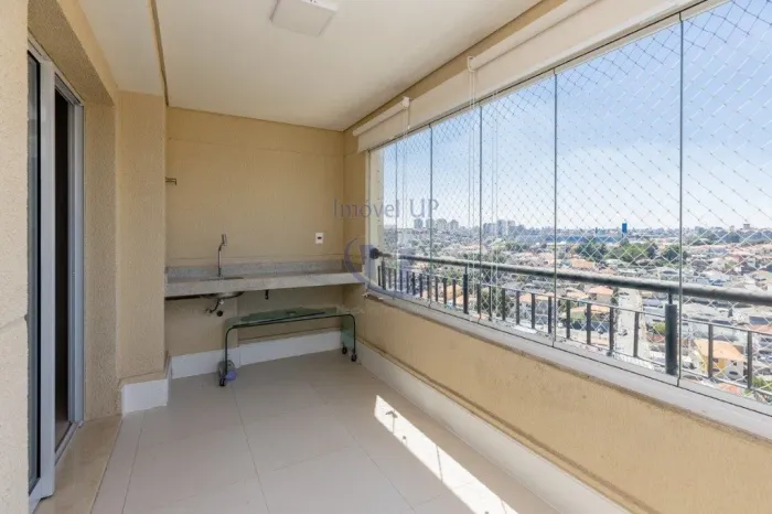 OPORTUNIDADE!!! Apartamento em condomínio clube com varanda e 2 vagas de garage