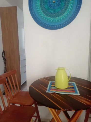 Mesa redonda dobravel com 4 cadeiras de madeira