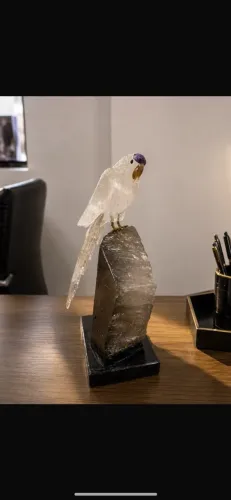 ARARA IMPERIAL EM CRISTAL NATURAL COM BASE EM CRISTAL FUMÊ