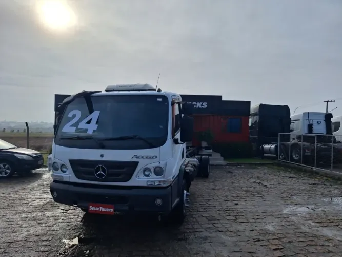 MB ACCELO 1017