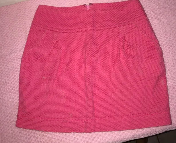 Minissaia Rosa Texturizada com Bolsos e Zíper Traseiro