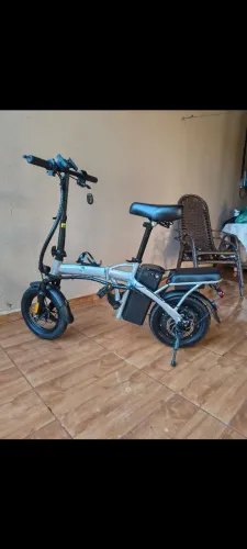 Bicicleta elétrica dobrável.