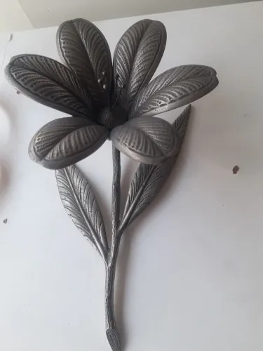 Flor de metal antigo 