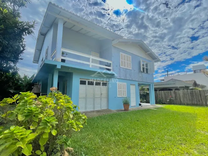 CASA À VENDA OPORTUNIDADE A 100m DA PRAIA