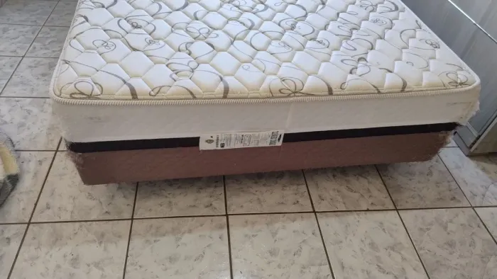 Cama box conjungado casal e criado mudo