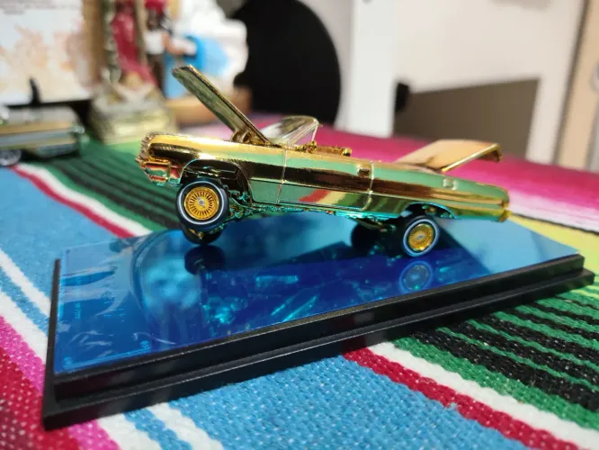 Miniatura Chevrolet Low Rider Impala 1:64 Dourado 710/999