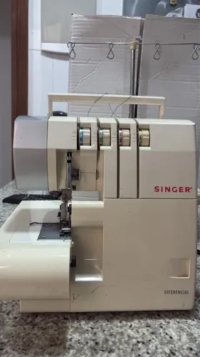 Máquina de costura portátil overlock Singer, modelo 14SH754